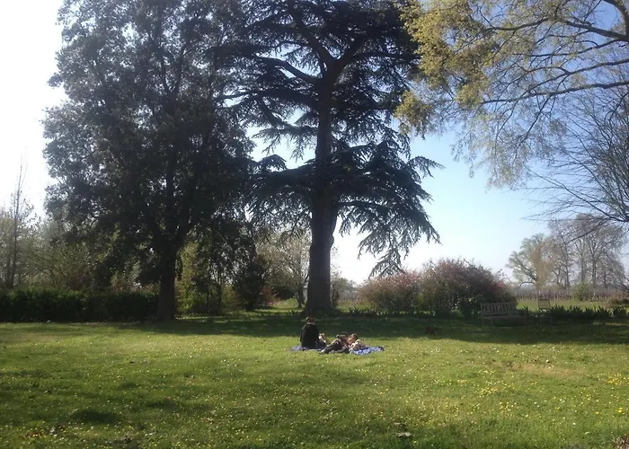 Chateau Pierre De Lune לינה וארוחת בוקר